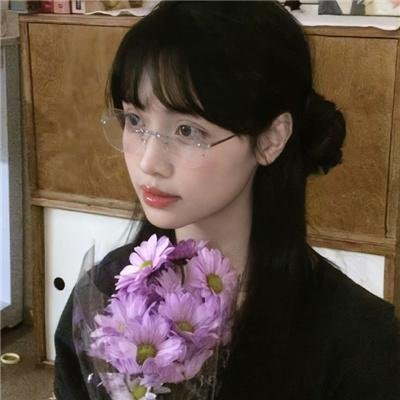有色彩的女子
